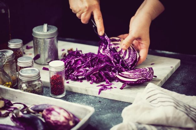 Kochkurs München – Rotkohl wird geschnitten