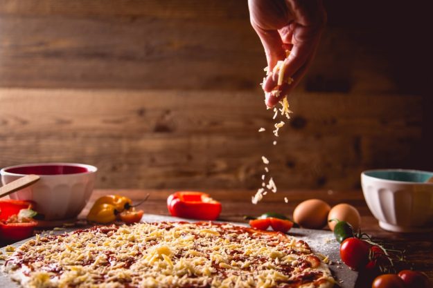 Pizza-Kurs Herten – Mozzarella streuen