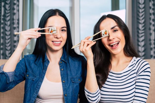 Sushi-Kurs Berlin – Frauen essen Sushi