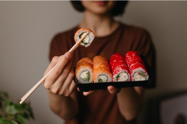 Sushi-Kurs Reken – Frau isst Sushi