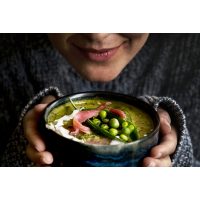 Asia-Kochkurs Herten – Frau mit Thai-Suppe