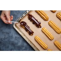 Backkurs Augsburg – Eclairs mit Schokolade überziehen
