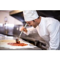Pizza-Kurs Herten – Pizzakoch verteilt Tomatensauce