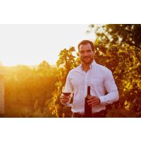 Wein-Tasting Hamburg – zufriedener Jungwinzer im Weinberg