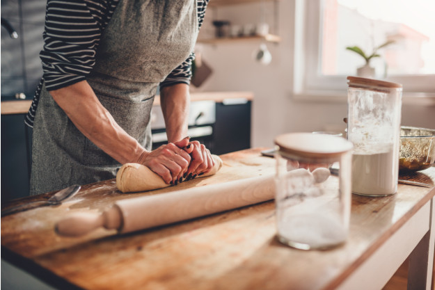 Brot-Backkurs Stuttgart – Mehlhände reißen Brot auseinander