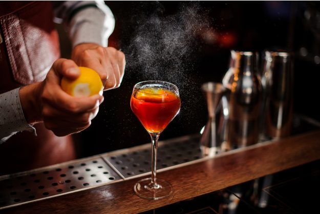 Cocktailkurs Stuttgart – Barkeeper mixt Drink