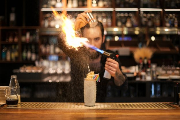 Cocktailkurs Stuttgart – Marcel Wanek von Holy Taste beim Mixen