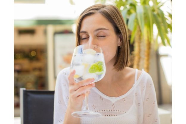 Gin-Tasting Stuttgart – Frau genießt Gin Tonic