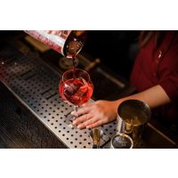 Cocktailkurs Berlin – roter Cocktail in Ballonglas