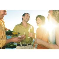 Firmenfeier mit Weinseminar in Ludwigsburg – Kollegen lachen zusammen