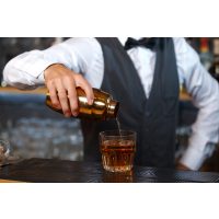 Geschenkgutschein Cocktailkurs – Cocktail eingießen