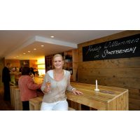 Incentive Stuttgart mit Golfschnupperkurs - Frau am Tresen