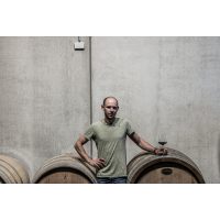 Weinprobe Stuttgart – Marcel mit Weinglas 