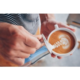Im Barista-Kurs Berlin mit Milchschaum Motive auf dem Kaffee drapieren!