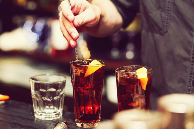 Rum-Tasting Berlin – Barmann mixt Drink mit Rum 