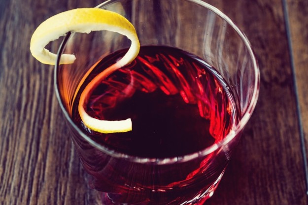 Whisky-Tasting Frankfurt-Hofheim – Mann trinkt Whisky