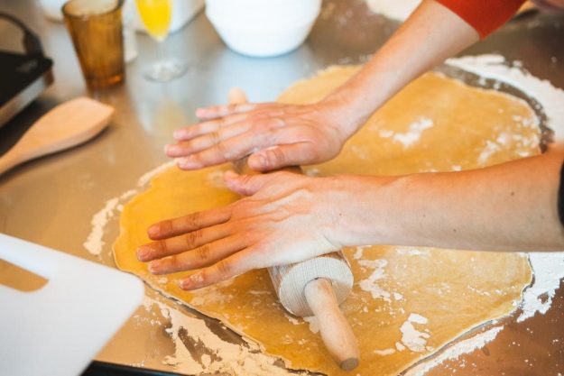 israelischer Kochkurs Berlin – Teig ausrollen