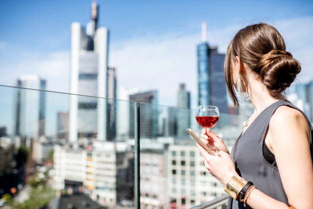 Kulinarische Stadtführung Frankfurt – Frau trinkt Wein 