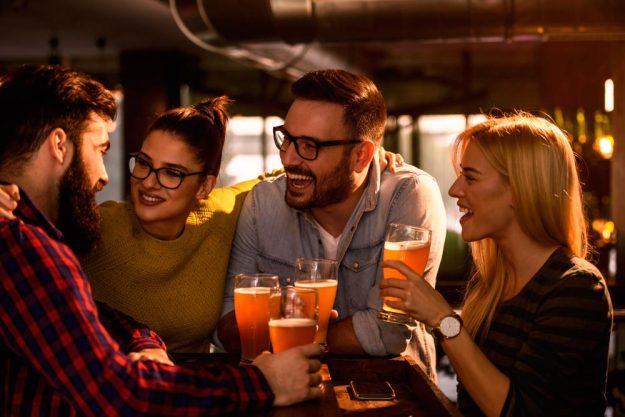 Kulinarische Stadtführung München – Freunde trinken Bier