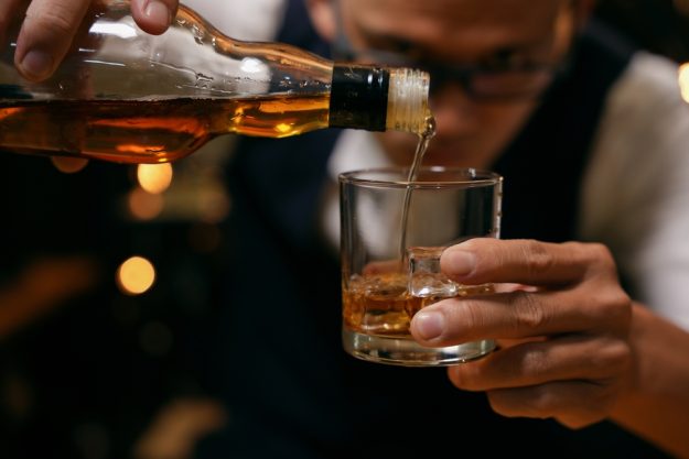 Rum-Tasting Berlin - Rum einschenken