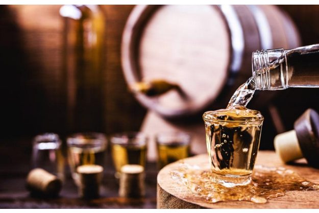 Rum-Tasting Berlin: Rum einschenken