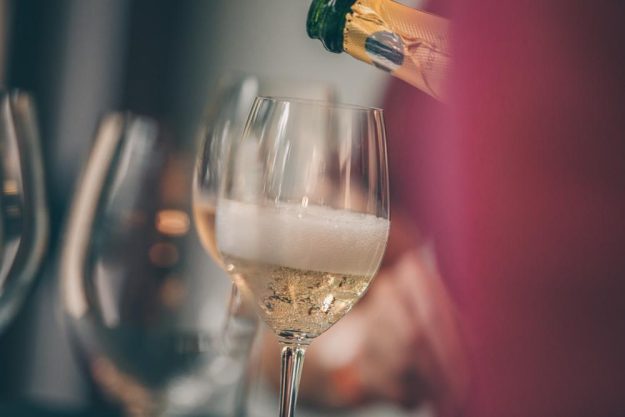 Schaumweinprobe Berlin – Cava einschenken