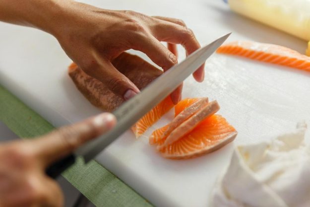 Sushi-Kurs Mannheim: Lachs schneiden
