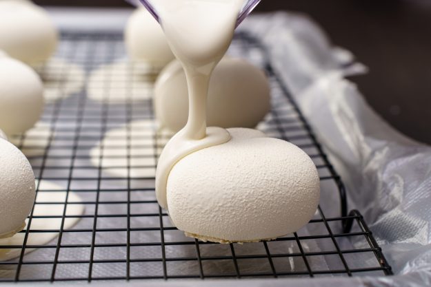 Tortenkurs Berlin – Mirror Glaze auftragen