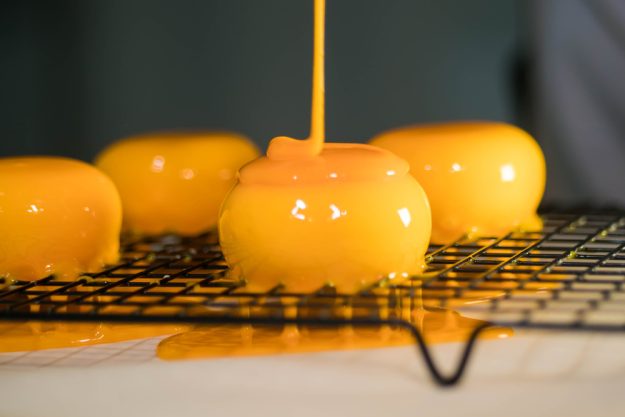Tortenkurs Berlin – Mango Mirror Glaze Törtchen