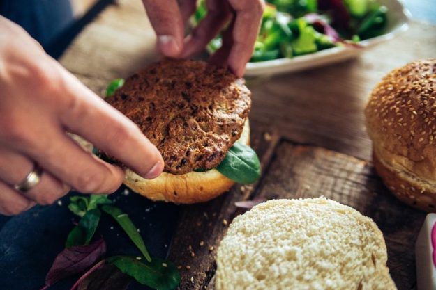vegetarischer Kochkurs Berlin – Burger zusammenbauen