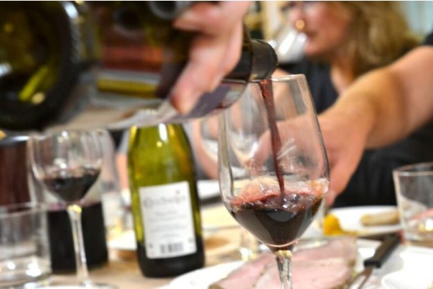 Weinprobe Berlin – Rotwein einschenken