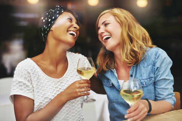 Weinseminar in Berlin - Frauen trinken zusammen Wein