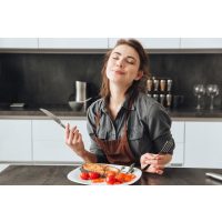 Basic-Kochkurs Berlin – Frau genießt