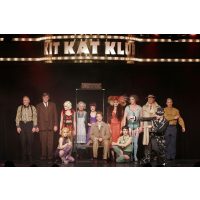 Erlebnisdinner Berlin – Ensemble auf Bühne im Tipi