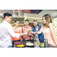 Firmenfeier in Berlin – Anstoßen mit Kollegen