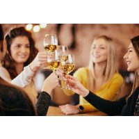 Firmenfeier Berlin – Kolleginnen trinken Wein