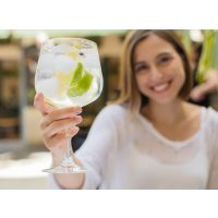 Gin-Tasting Berlin – junge Frau trinkt Gin Tonic 