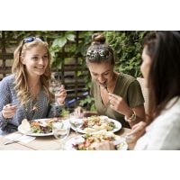 Junggesellenabschied – Freundinnen beim Dinner