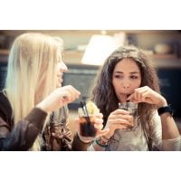 Junggesellenabschied – Freundinnen trinken Drinks