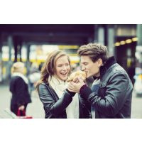 Kulinarische Stadtführung Berlin – Paar isst Streetfood 