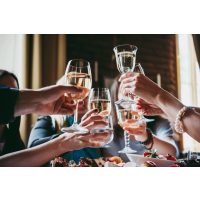 Firmenfeier in Berlin - Anstoßen