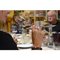 Weinprobe Berlin – Frau trinkt Rotwein