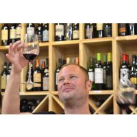 Weinprobe Berlin – Mann prüft Weinfarbe