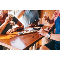 Weinprobe Berlin Prenzlberg – zwei Paare trinken Wein zusammen