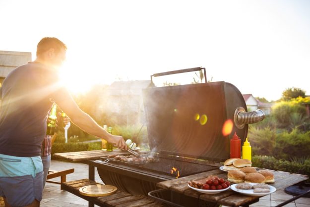 Grillkurs Mannheim – junger Mann am Grill