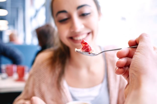 Kulinarische Stadtführung Frankfurt – Frau isst Dessert