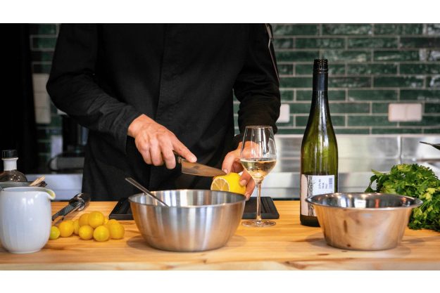 Mediterraner Kochkurs Berlin – Zitrone aufschneiden