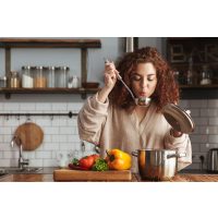 Anfänger-Kochkurs Stuttgart – Frau schmeckt ab