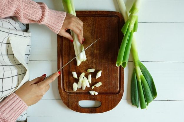 Asia-Kochkurs Wiesbaden – Frühlingszwiebeln schneiden