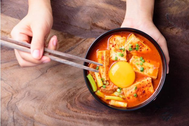 Asia-Kochkurs Wiesbaden – koreanisches Gericht mit Stäbchen